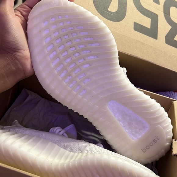 YEEZY 350 V2 - Picture 2 of 2